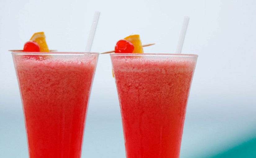 Cócteles florales refrescantes en verano