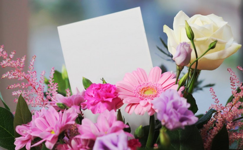 Envío de flores: claves para escribir una bonita dedicatoria