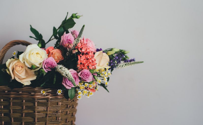 Personaliza tu lugar de trabajo con centros de flores para la oficina